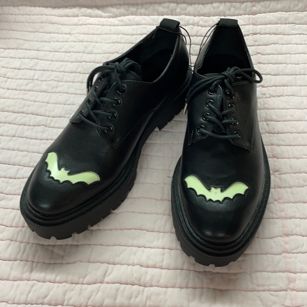 NWT Hot Topic Glow-in-the-dark Bats Oxfords